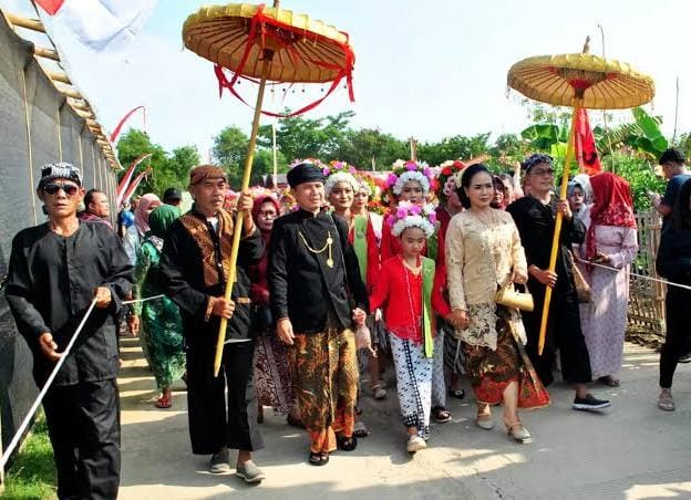 Mahkota Kenanga di Balik Musim Tanam, Mengenal Tradisi Ngarot Desa Lelea Indramayu