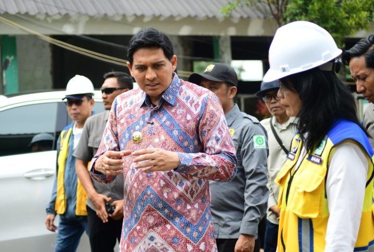 Tinjau Inpres Jalan Daerah dan Proyek Pendidikan, Wamen PU Disambut bupati Indramayu