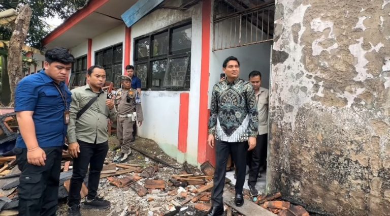 Tinjau Lokasi Kebakaran SMPN 1 Kertasemaya, Bupati Lucky Hakim Pastikan Pemulihan Cepat