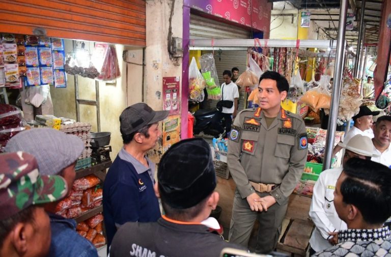 Pantau Harga Sembako di Awal Ramadan, Bupati Lucky Hakim Tinjau Pasar Jatibarang