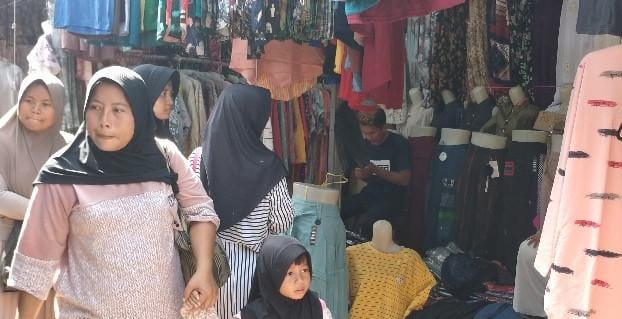 Awal Ramadan, Pasar Sandang Jatibarang Mulai Diserbu Pemburu Baju Lebaran