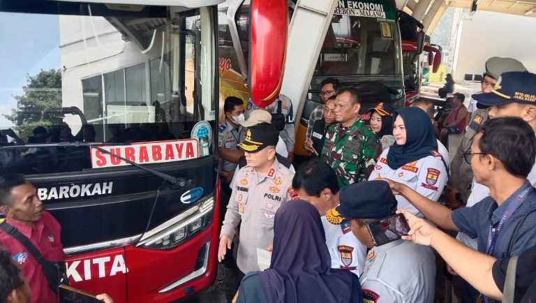 Danramil 1402/Harjamukti Hadiri Ramcheck Kendaraan Angkutan Lebaran di Terminal Harjamukti