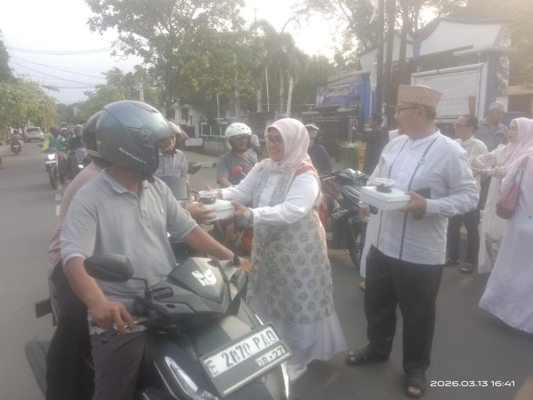 PWI Indramayu Tebar Kebaikan, Bagikan Ratusan Takjil dan Nasi Kotak di Jalur Sindang Indramayu