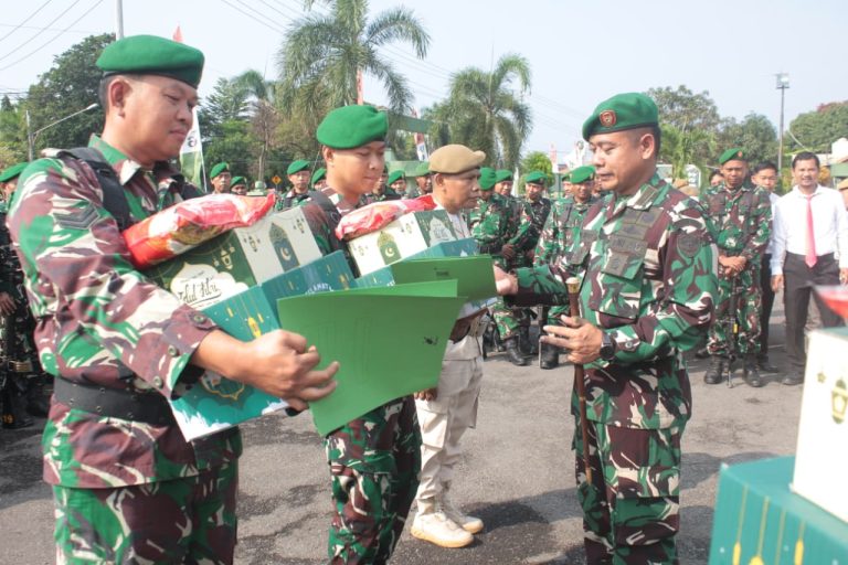 Dandim 0616/Indramayu Bagikan Bingkisan Lebaran, Tekankan Keselamatan Anggota Saat Cuti