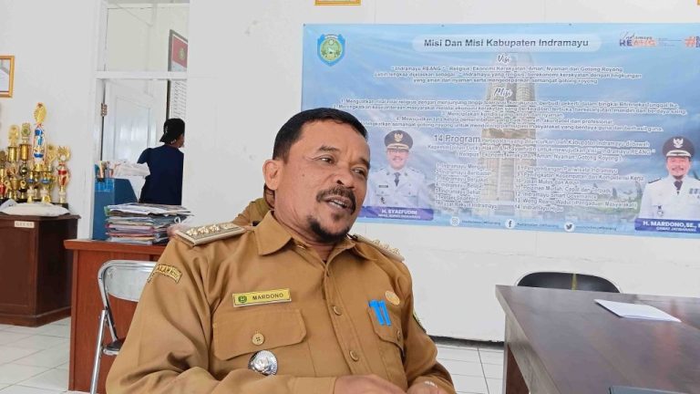 Menyoal “Parkir Gaib” di Pasar Karangampel: Milyaran Rupiah Mengalir Tanpa Karcis, Siapa yang Kenyang?