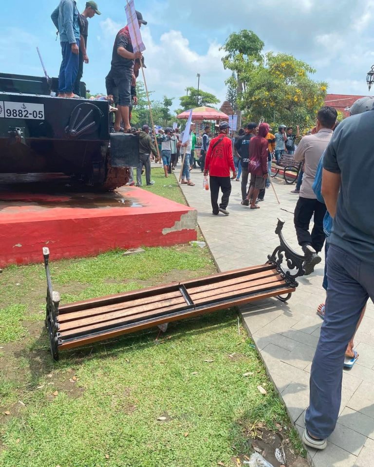 Kericuhan Pecah di Depan Pendopo Indramayu, Aksi Tolak Revitalisasi Tambak Berujung Perusakan