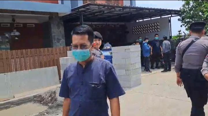 KPK Geledah Rumah Pribadi Ono Surono di Indramayu, Petugas Angkut Koper Berkas