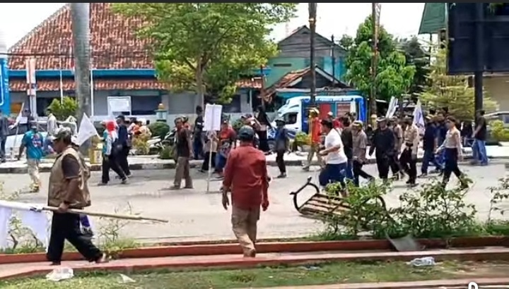 Demo PSN Tambak Nila Berakhir Anarkis, Fasilitas Alun-Alun Indramayu Rusak Parah, Kerugian Capai Ratusan Juta