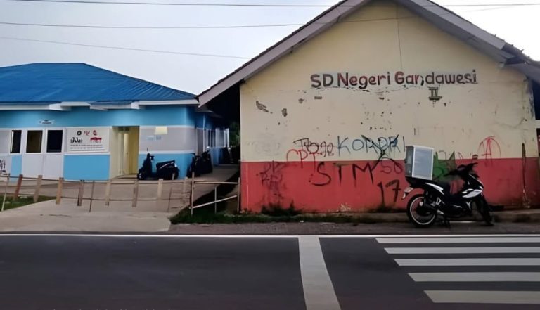 Viral Bangunan SDN II Gandawesi Kontras dengan Dapur MBG, Disdik Pastikan Masuk Program Perbaikan.